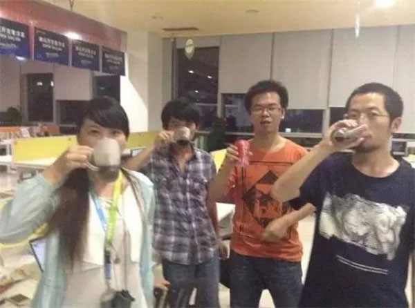 三次轉型后，我們似乎找對了方向，喝可樂慶祝