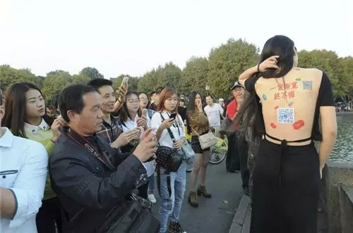 姑娘說：秀背為攢錢創(chuàng)業(yè)