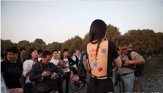 美女西湖邊裸背做廣告一天收入萬元攢錢創(chuàng)業(yè)