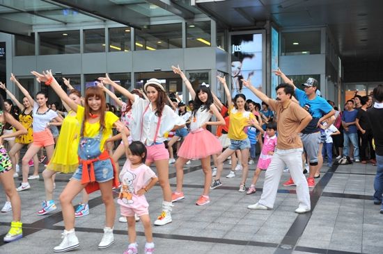 劉穎：在“快閃”中找到快樂從“快閃”運動中月賺過萬