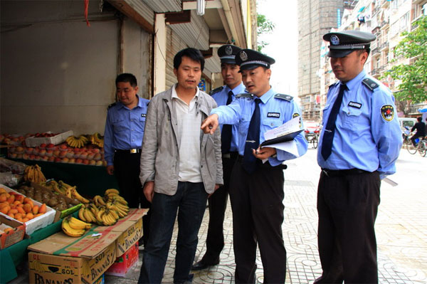 公務(wù)員面試：說(shuō)說(shuō)你對(duì)城管執(zhí)法人員清理路邊攤兩種行為的看法