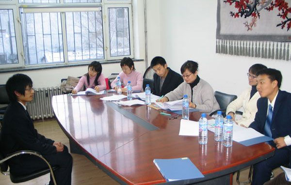 壓力面試：職場(chǎng)小菜鳥(niǎo)面試遭遇老油條