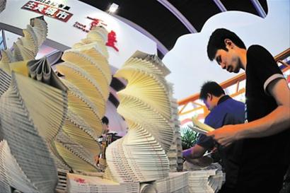 今年上海書展的主賓市重慶有19家出版社和雜志社組織了2000余種渝版優秀出版物參展，其展書之造型也格外引人注目