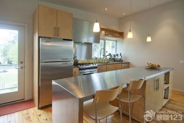 進行廚房裝修，注意水電改造