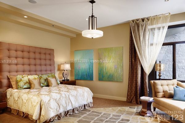 裝飾畫選購(gòu)技巧4、裝飾畫要與裝飾品呼應(yīng)